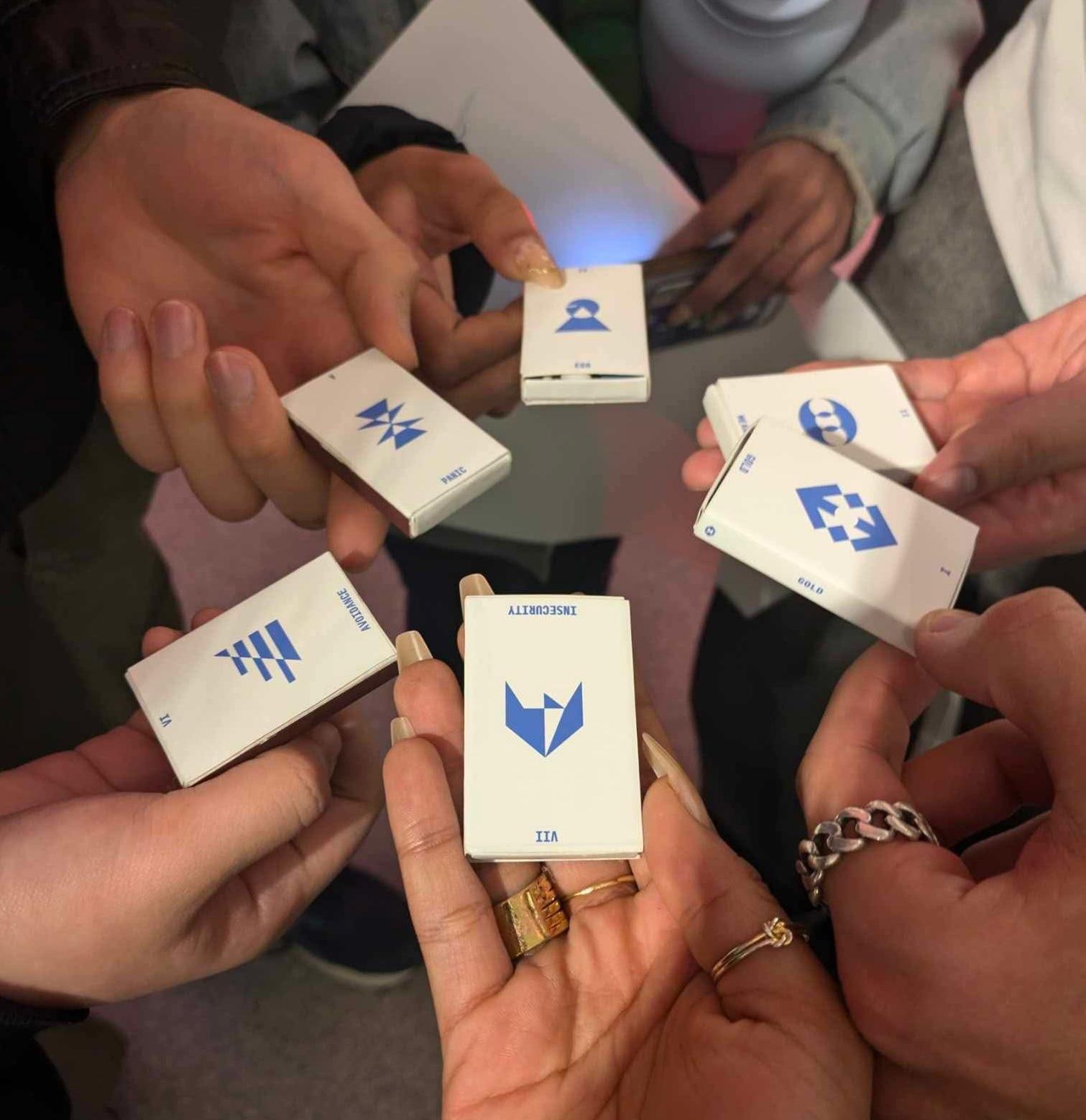 NIEW — matchbox hand